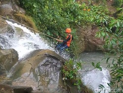 Berani Coba? Wisata Picu Adrenalin Susuri Air Terjun di Bukit Sebantung