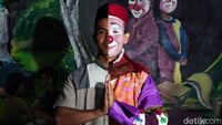 Cara Unik Ustad Yahya, Ngajar Ngaji Berkostum Badut