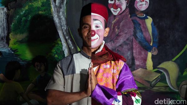 Cara Unik Ustad Yahya, Ngajar Ngaji Berkostum Badut