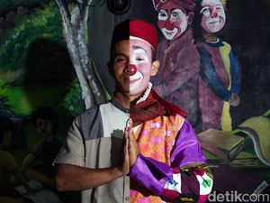 Cara Unik Ustad Yahya, Ngajar Ngaji Berkostum Badut