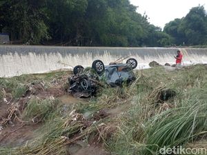Banjir di Cirebon Rendam Lima Kecamatan-Hanyutkan 2 Mobil Banjir di Cirebon Rendam Lima Kecamatan-Hanyutkan 2 Mobil