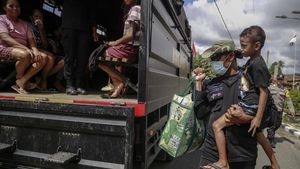 Potret Warga di Zona Merah Erupsi Gunung Ibu Dievakuasi