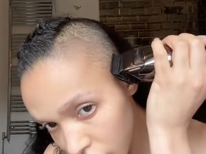 Momen FKA Twigs Botakin Rambut Sendiri, Gaya Rambutnya Eksentrik Jadi Sorotan Momen FKA Twigs Botakin Rambut Sendiri, Gaya Rambutnya Eksentrik Jadi Sorotan