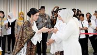 Foto: Gaya Selvi Ananda di Pelantikan Dekranas, Kebaya Dipadu Tas Dior