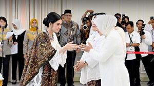 Foto: Gaya Selvi Ananda di Pelantikan Dekranas, Kebaya Dipadu Tas Dior