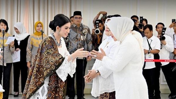 Foto: Gaya Selvi Ananda di Pelantikan Dekranas, Kebaya Dipadu Tas Dior