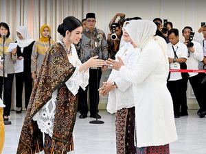 Foto: Gaya Selvi Ananda di Pelantikan Dekranas, Kebaya Dipadu Tas Dior