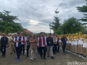 Mensos Puji SMA Unggulan CT ARSA Sukoharjo Fasilitasi Keluarga Miskin