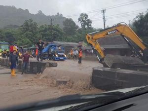 Bandar Lampung Hujan Lagi, Median Jalan Dijebol Cegah Banjir Susulan