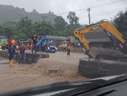 Bandar Lampung Hujan Lagi, Median Jalan Dijebol Cegah Banjir Susulan