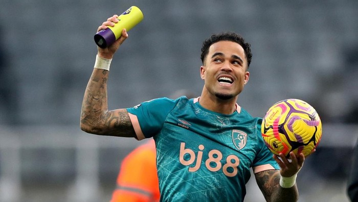 Soccer Football - Premier League - Newcastle United v AFC Bournemouth - St James Park, Newcastle, Britain - January 18, 2025 AFC Bournemouths Justin Kluivert celebrates with the match ball and the player of the match trophy after the match REUTERS/Scott Heppell EDITORIAL USE ONLY. NO USE WITH UNAUTHORIZED AUDIO, VIDEO, DATA, FIXTURE LISTS, CLUB/LEAGUE LOGOS OR LIVE SERVICES. ONLINE IN-MATCH USE LIMITED TO 120 IMAGES, NO VIDEO EMULATION. NO USE IN BETTING, GAMES OR SINGLE CLUB/LEAGUE/PLAYER PUBLICATIONS. PLEASE CONTACT YOUR ACCOUNT REPRESENTATIVE FOR FURTHER DETAILS..