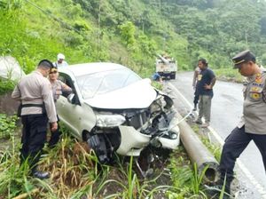 Mobil Hantam Tiang PLN hingga Roboh di Jalan Berpasir Desa Ban Karangasem Mobil Hantam Tiang PLN hingga Roboh di Jalan Berpasir Desa Ban Karangasem