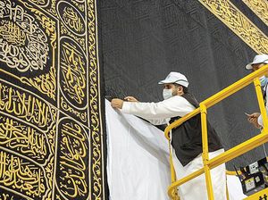 Mengenal Kiswah, Kain Hitam Penutup Kabah yang Terbuat dari Sutra Mengenal Kiswah, Kain Hitam Penutup Kabah yang Terbuat dari Sutra