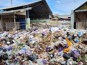 Tumpukan Sampah di Pasar Comal, Warga Keluhkan Bau hingga Lalat dan Belatung