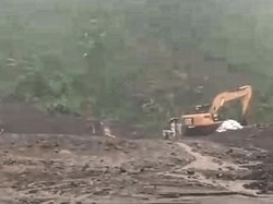 Longsor Kembali Terjang Jalan Nasional Bagbagan-Kiara Dua Sukabumi