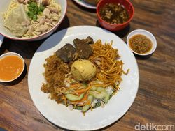 Obati Rindu Makassar, Ada Nasi Campur dan Pangsit Mie Enak di Sini