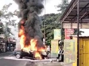 Mobil Purnawirawan TNI Ludes Terbakar di SPBU Tulungagung Mobil Purnawirawan TNI Ludes Terbakar di SPBU Tulungagung