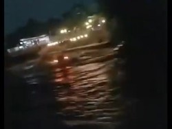 Momen Detik-detik Mobil Hanyut Terbawa Banjir Bandang di Cirebon