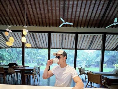 Momen Verrell Bramasta Makan Bareng STY hingga Cicip Steak Salt Bae