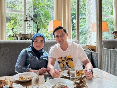Ini Potret Muzdalifah Saat Makan Bareng Suami dan Jualan Camilan
