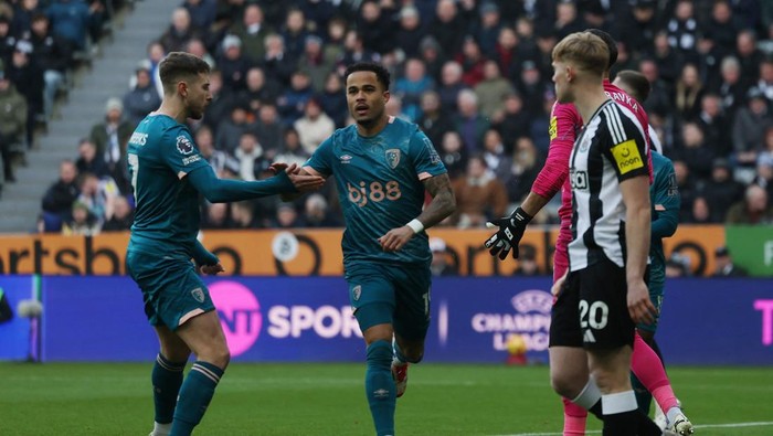 Soccer Football - Premier League - Newcastle United v AFC Bournemouth - St James Park, Newcastle, Britain - January 18, 2025 AFC Bournemouths Justin Kluivert celebrates scoring their first goal with AFC Bournemouths David Brooks Action Images via Reuters/Lee Smith EDITORIAL USE ONLY. NO USE WITH UNAUTHORIZED AUDIO, VIDEO, DATA, FIXTURE LISTS, CLUB/LEAGUE LOGOS OR LIVE SERVICES. ONLINE IN-MATCH USE LIMITED TO 120 IMAGES, NO VIDEO EMULATION. NO USE IN BETTING, GAMES OR SINGLE CLUB/LEAGUE/PLAYER PUBLICATIONS. PLEASE CONTACT YOUR ACCOUNT REPRESENTATIVE FOR FURTHER DETAILS..