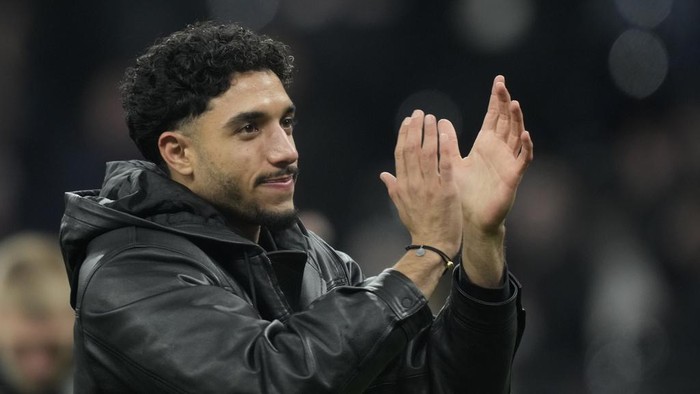 Frankfurts Omar Marmoush greets fans after the German Bundesliga soccer match between Eintracht Frankfurt and Borussia Dortmund in Frankfurt, Germany, Friday, Jan. 17, 2025. (AP Photo/Michael Probst)