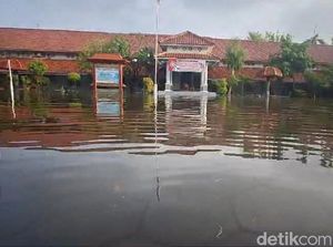 Puluhan Sekolah di Brebes Terendam Banjir, Siswa Diliburkan
