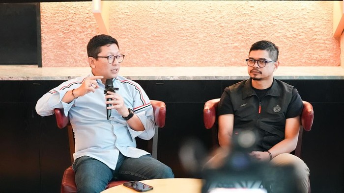 Presiden Persija Jakarta, Mohammad Prapanca, dan manajer Macan Kemayoran, Bambang Pamungkas, dalam diskusi dengan pewarta.