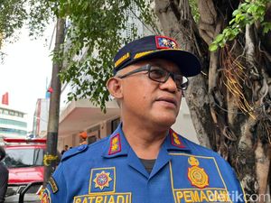 Damkar Lanjut Bersihkan Puing Kebakaran Glodok Plaza dan Cari Korban Hilang Damkar Lanjut Bersihkan Puing Kebakaran Glodok Plaza dan Cari Korban Hilang