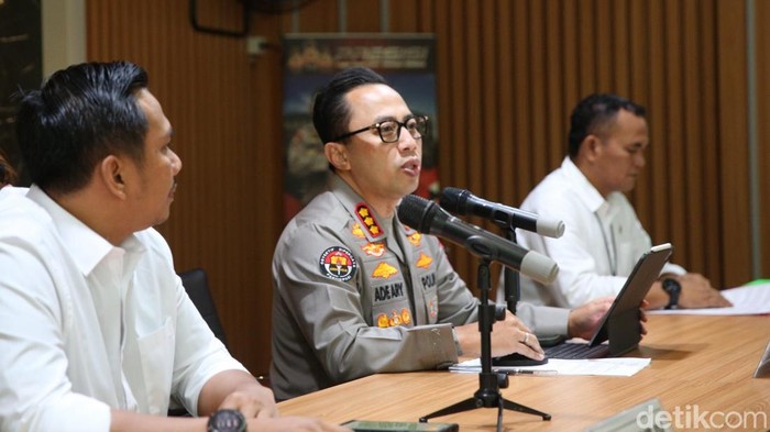 Polisi Ungkap Penipuan Skema Ponzi dengan Modus Arisan Kabid Humas Polda Metro Jaya Komisaris Besar Pol Ade Ary Syam Indradi (tengah) didampingi Kasubdit IV AKBP Herman WS (kiri) dan Kanit IV Kompol Poltar Aksi Lumban Gaol (kanan) memamerkan barang bukti problem penipuan berskema ponzi dengan tersangka berinisial SFM di Polda Metro Jaya, Jakarta, Sabtu (18/1/2025). Polda Metro Jaya sukses mengungkap penipuan berskema ponzi yang memunculkan kerugian penduduk sebesar ratusan juta dengan barang bukti diantaranya suatu mobil, kerja keras laundy, hp, dan kartu atm.
