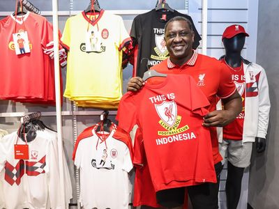 Potret Emile Heskey Temui Penggemar di Surabaya