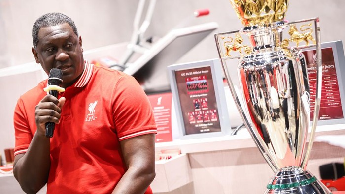 Mantan pesepak bola Liverpool Emile Heskey berpose disela pembukaan toko Liverpool FC Retail di Surabaya, Jawa Timur, Sabtu (18/1/2025). Selain menghadiri pembukaan toko Liverpool FC Retail, Emile Heskey juga berbagi pengalaman dan menemui para penggemar Liverpool di Surabaya. ANTARA FOTO/Rizal Hanafi/rwa.