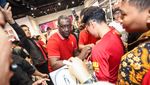 Potret Emile Heskey Temui Penggemar di Surabaya