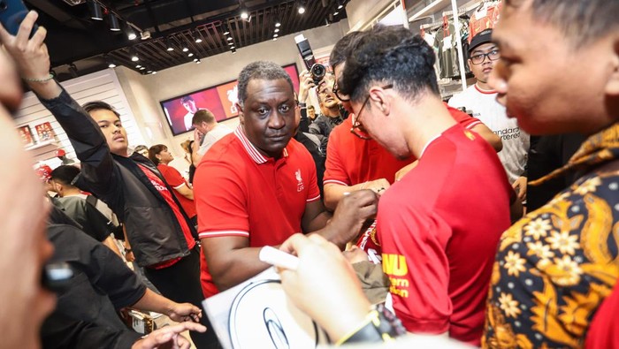 Mantan pesepak bola Liverpool Emile Heskey berpose disela pembukaan toko Liverpool FC Retail di Surabaya, Jawa Timur, Sabtu (18/1/2025). Selain menghadiri pembukaan toko Liverpool FC Retail, Emile Heskey juga berbagi pengalaman dan menemui para penggemar Liverpool di Surabaya. ANTARA FOTO/Rizal Hanafi/rwa.