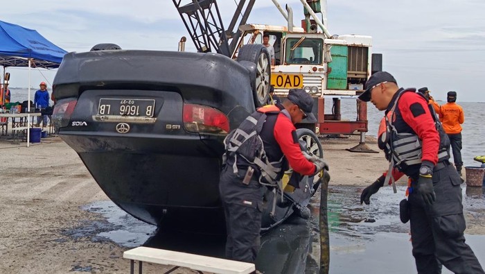 Potret mobil sedan milik Brigjen (Purn) Hendrawan Ostevan yang ditemukan tewas mengambang di perairan Marunda,