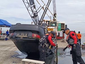 Kondisi Mobil Pensiunan TNI Saat Ditemukan di Marunda Kondisi Mobil Pensiunan TNI Saat Ditemukan di Marunda