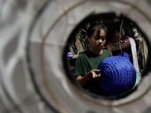 Perajin Lampion di Bandung Kebanjiran Order Jelang Imlek