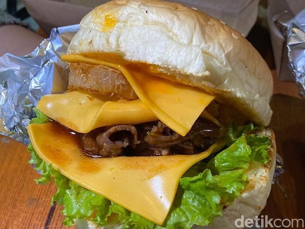 Puas Makan Burger Rp 25 Ribuan yang Toppingnya Lumer di Bekasi!