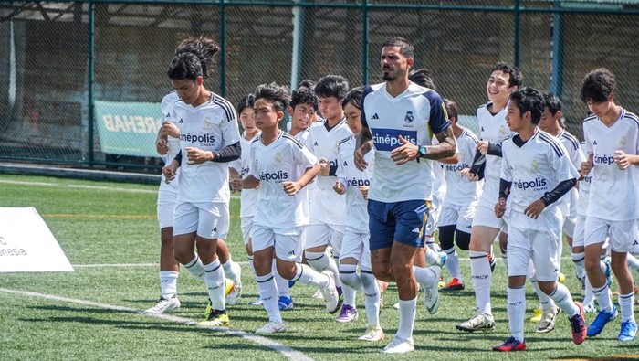 Real Madrid Foundation Indonesia sempat menggelar klinik sepakbola. Acara ini diikuti oleh 200 anak dari Jakarta dan Bali.