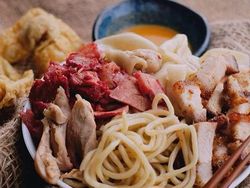 Nasi Goreng Merah hingga Mie Babi di 5 Restoran Makassar Non-Halal Nasi Goreng Merah hingga Mie Babi di 5 Restoran Makassar Non-Halal