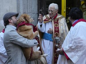 Saat Hewan Peliharaan Antre untuk Diberkati Pada Hari Santo Antonius di Spanyol