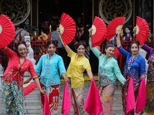 Semarak Tradisi Ketuk Pintu Pasar Imlek Semawis di Semarang