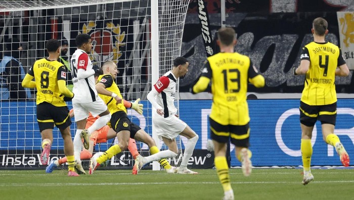 SOCCER-GERMANY-SGE-BVB/REPORT Soccer Football - Bundesliga - Eintracht Frankfurt v Borussia Dortmund - Deutsche Bank Park, Frankfurt, Germany - January 17, 2025 Eintracht Frankfurts Hugo Ekitike scores their first goal REUTERS/Heiko Becker DFL REGULATIONS PROHIBIT ANY USE OF PHOTOGRAPHS AS IMAGE SEQUENCES AND/OR QUASI-VIDEO.