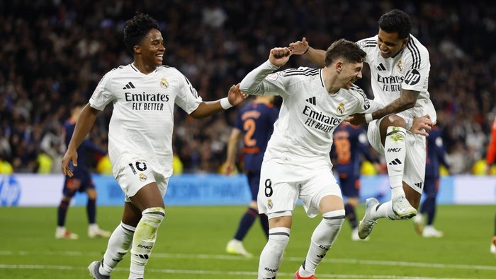 Real Madrids Federico Valverde, center, celebrates after scoring his sides 4th goal against Celta de Vigo during a Copa del Rey round of 16 soccer match at the Santiago Bernabeu stadium in Madrid, Spain, Thursday, Jan. 16, 2025. (AP Photo/Pablo Garcia)