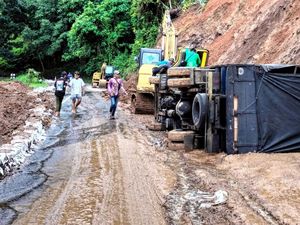 Truk Pengangkut Minuman Kemasan Terguling di Lokasi Longsor Sukabumi