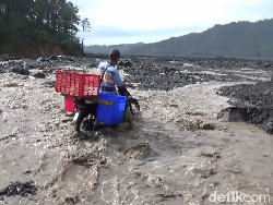 Warga Nekat Melintas Meski Banjir Lahar Dingin Semeru Terjang Sungai Leprak
