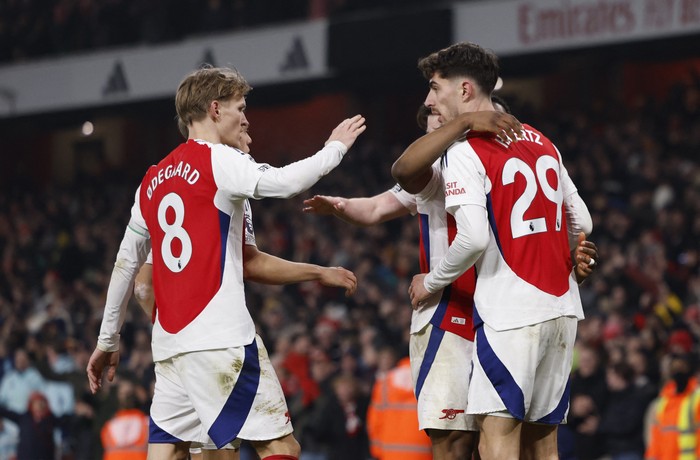 Soccer Football - Premier League - Arsenal v Aston Villa - Emirates Stadium, London, Britain - January 18, 2025 Arsenals Kai Havertz celebrates scoring a goal that was later disallowed with Martin Odegaard and teammates Action Images via Reuters/Andrew Couldridge EDITORIAL USE ONLY. NO USE WITH UNAUTHORIZED AUDIO, VIDEO, DATA, FIXTURE LISTS, CLUB/LEAGUE LOGOS OR LIVE SERVICES. ONLINE IN-MATCH USE LIMITED TO 120 IMAGES, NO VIDEO EMULATION. NO USE IN BETTING, GAMES OR SINGLE CLUB/LEAGUE/PLAYER PUBLICATIONS. PLEASE CONTACT YOUR ACCOUNT REPRESENTATIVE FOR FURTHER DETAILS..
