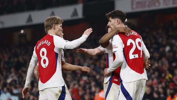 Soccer Football - Premier League - Arsenal v Aston Villa - Emirates Stadium, London, Britain - January 18, 2025 Arsenals Kai Havertz celebrates scoring a goal that was later disallowed with Martin Odegaard and teammates Action Images via Reuters/Andrew Couldridge EDITORIAL USE ONLY. NO USE WITH UNAUTHORIZED AUDIO, VIDEO, DATA, FIXTURE LISTS, CLUB/LEAGUE LOGOS OR LIVE SERVICES. ONLINE IN-MATCH USE LIMITED TO 120 IMAGES, NO VIDEO EMULATION. NO USE IN BETTING, GAMES OR SINGLE CLUB/LEAGUE/PLAYER PUBLICATIONS. PLEASE CONTACT YOUR ACCOUNT REPRESENTATIVE FOR FURTHER DETAILS..