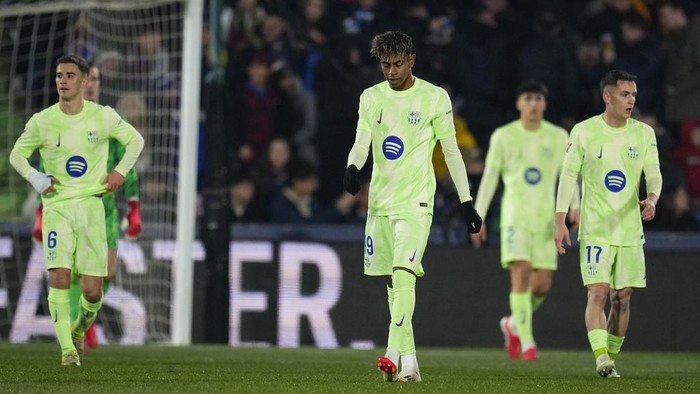 Barcelonas Lamine Yamal, center, reacts after Getafes goal during a Spanish La Liga soccer match at the Coliseum Alfonso Perez stadium in Getafe, Spain, Saturday, Jan. 18, 2025. (AP Photo/Manu Fernandez)