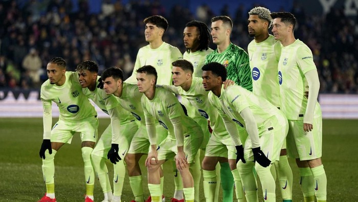 Soccer Football - LaLiga - Getafe v FC Barcelona - Estadio Coliseum, Getafe, Spain - January 18, 2025 FC Barcelona players pose for a team group photo before the match REUTERS/Ana Beltran